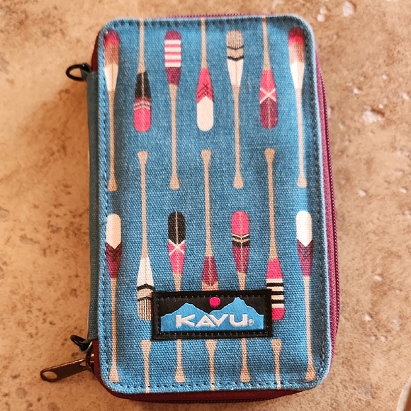 Kavu Handbags - Kavu Blue Paddle Print Wallet And Phone Carrier